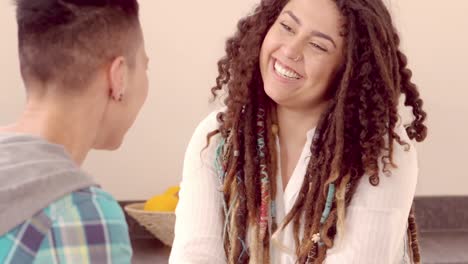 una feliz pareja de lesbianas hablando y tomados de la mano