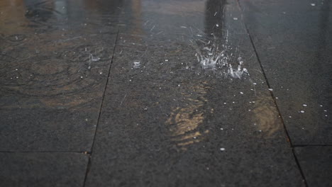 Regentropfen-Fallen-Auf-überfluteten-Zementfliesen-Zu-Boden
