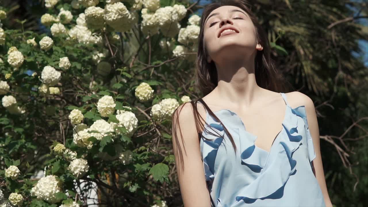 하이드렌지아로 둘러싸인 파란색 드레스를 입은 여자