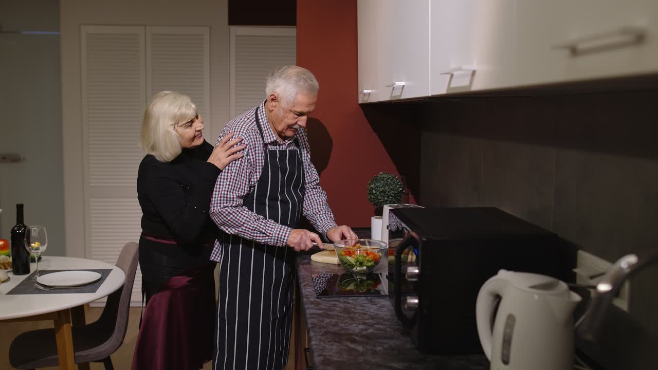 부에서 요리하는 고위 부부