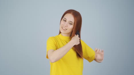 mujer peinándose el cabello. cuidado del cabello.