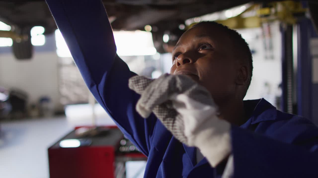 아프리카계 미국인 여성 자동차 메카닉이 자동차를 확인하는 비디오