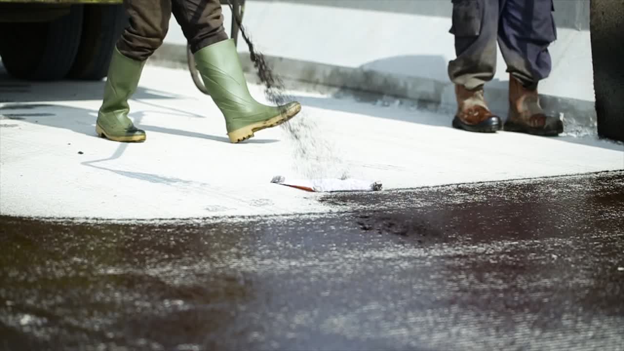 Process of asphalting road construction infrastructure by spraying or casting prime coat, tack coat or gluing the ATB layer with hot mix asphalt