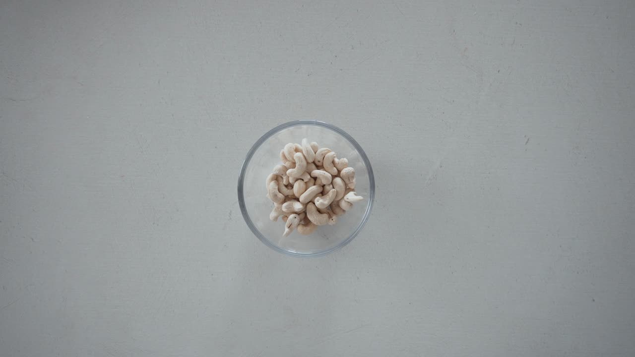 비닐 봉지에서 그릇에 땅콩을 붓는