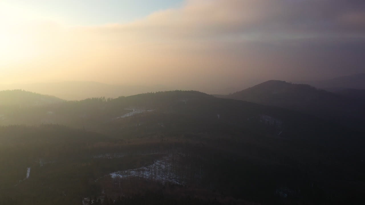 vista aérea de bosques y montañas en invierno 3