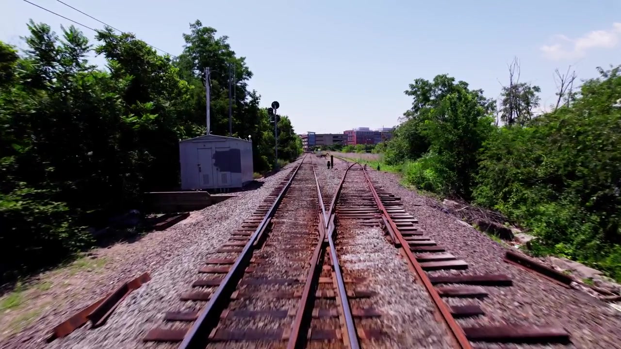 Un drone vola basso lungo binari ferroviari vuoti a Salem, Massachusetts