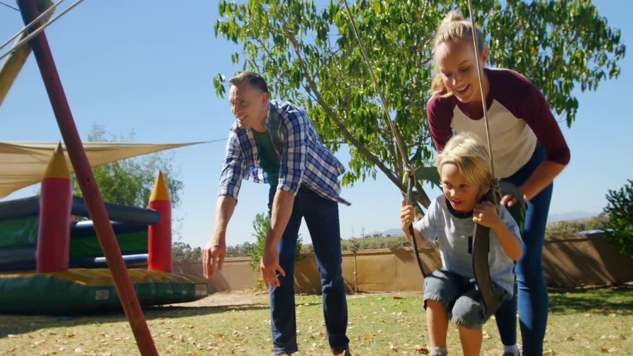familia jugando en el patio de recreo 4k