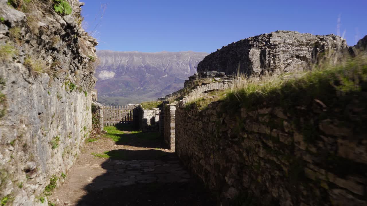 paredes de piedra en ruinas del castillo en gjirokaster, destruidas por guerras en la edad media