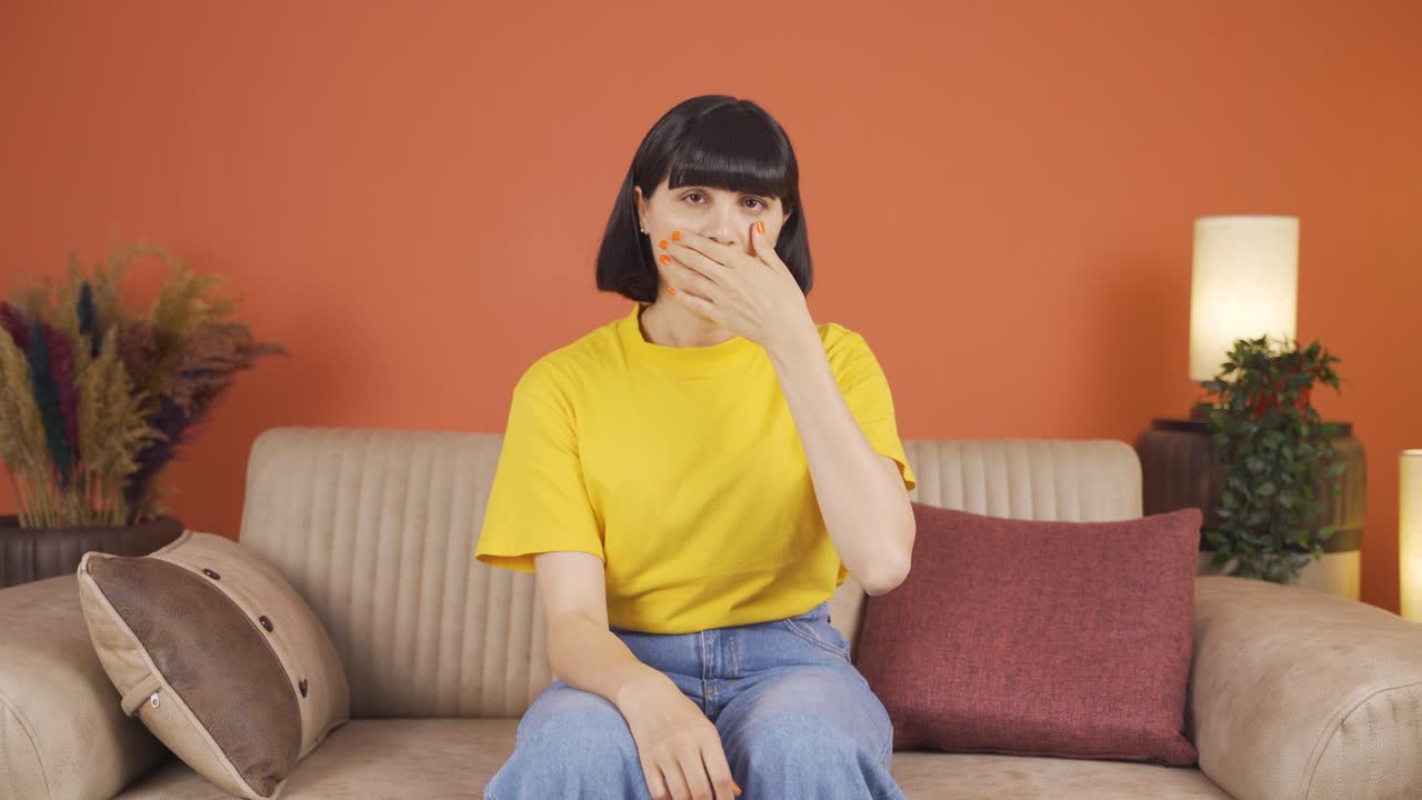 una mujer enferma tose.