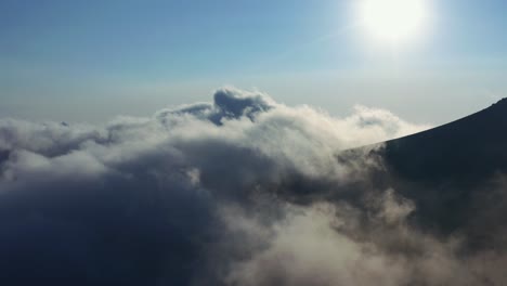 La-Cámara-Se-Eleva-Desde-La-Espesa-Niebla-Sobre-El-Hermoso-Océano-De-Nubes-Al-Amanecer