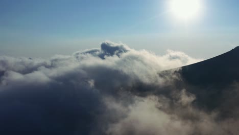 la cámara se eleva desde la espesa niebla sobre el hermoso océano de nubes al amanecer