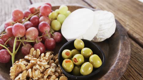 Queso-Con-Aceitunas,-Nueces-Y-Uvas