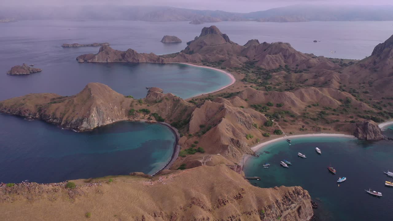 vista aérea de la isla de pad en el amanecer, parque nacional de komodo, indonesia
