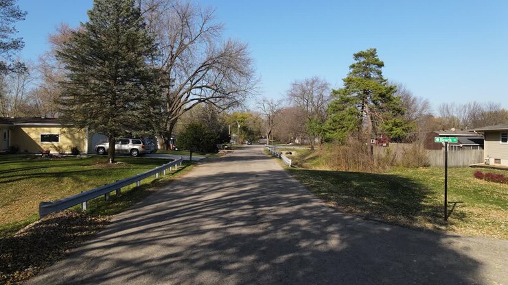 strada nella periferia di mchenry, illinois