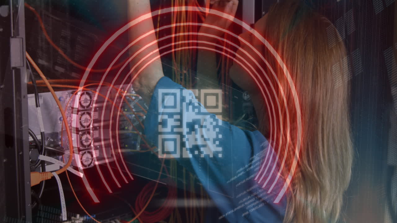 animación del procesamiento de datos sobre una trabajadora caucásica en la sala de servidores