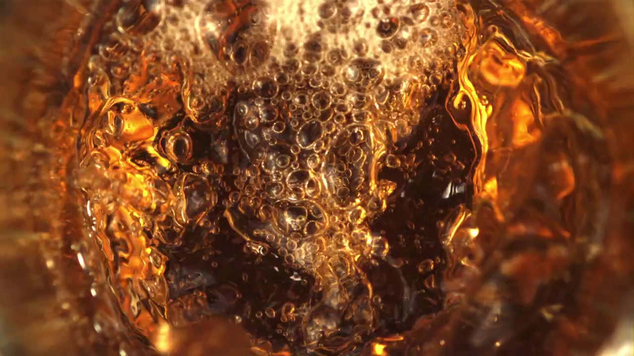 Close-up de Líquido Âmbar Dourado com Bolhas e Espuma