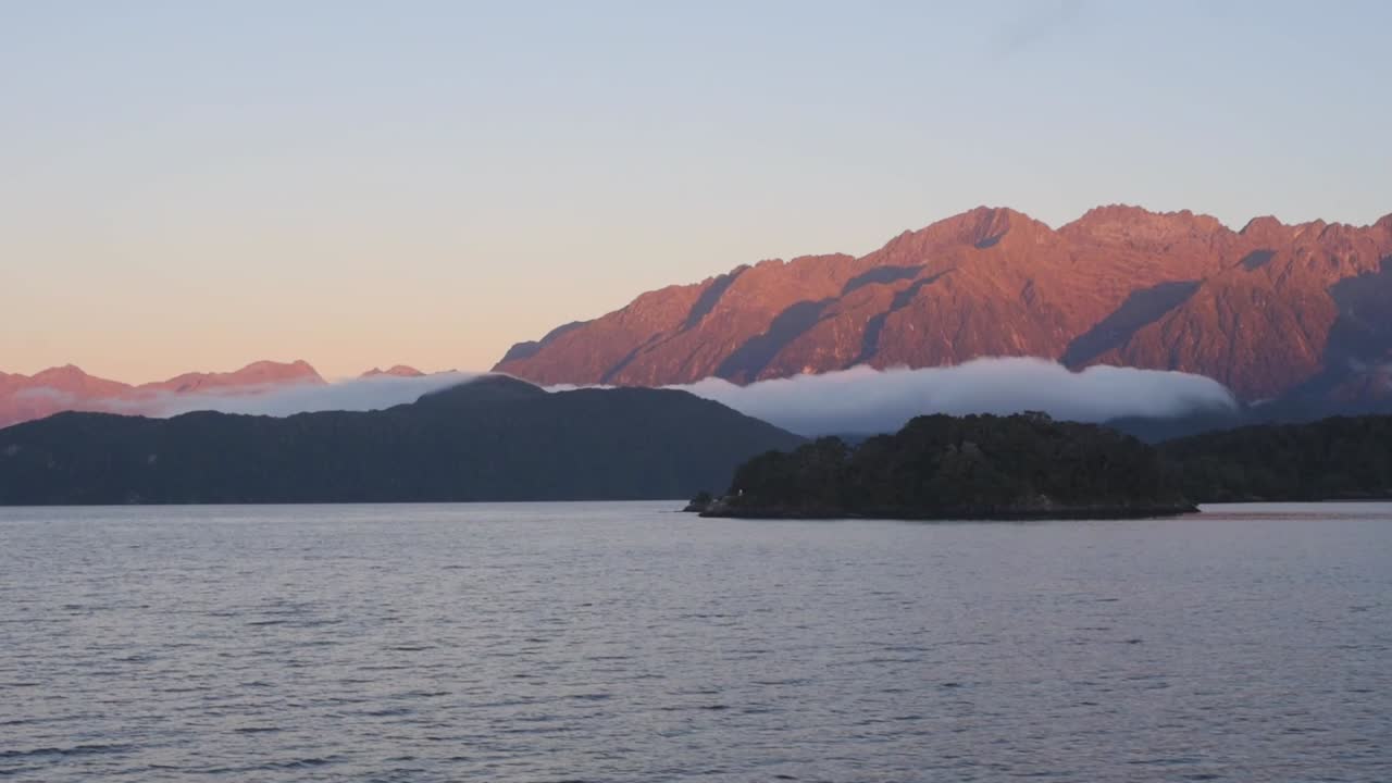 cálida luz del amanecer sobre el lago manapouri