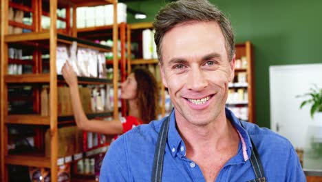 personal masculino sonriente de pie en el supermercado