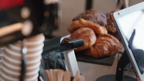 Hermosa-Mujer-Pagando-Con-El-Servicio-De-Transacciones-Con-Tarjeta-De-Crédito-Comprando-Café-En-La-Cafetería-Gastando-Dinero-En-El-Restaurante