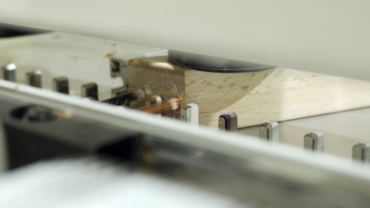 perforación de bloques de madera en una máquina automatizada