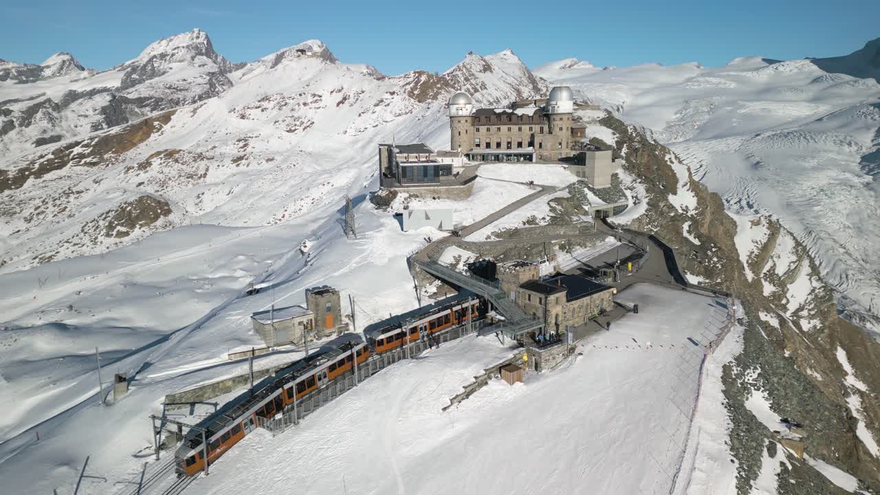 hermoso dron disparado sobre la plataforma de observación gornergrat cuando el tren llega al pico de la montaña en suiza