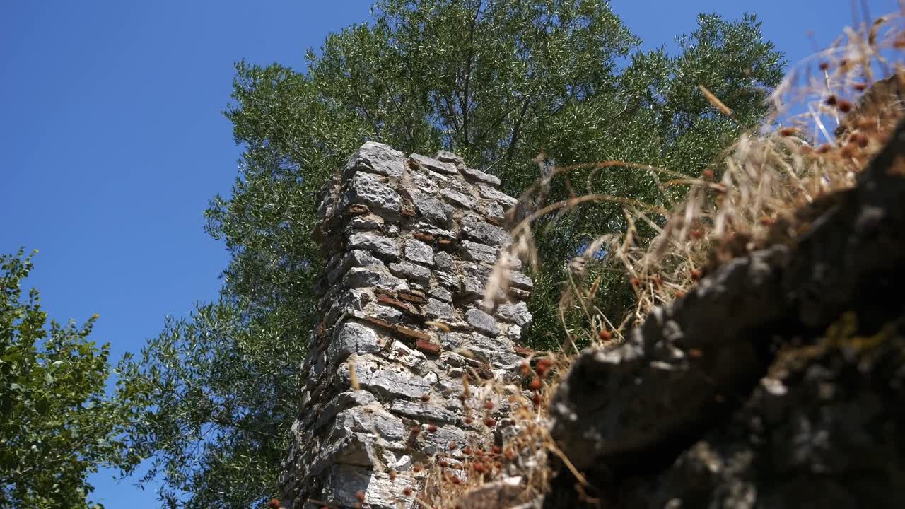 butrint, albania, una vista de un fragmento de una pared de las ruinas de un edificio antiguo