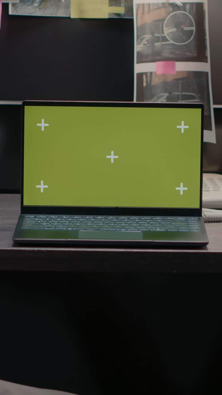 Video verticale: uomo e donna che lavorano con il green screen su PC