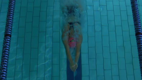 entrenamiento de nadadores en una piscina