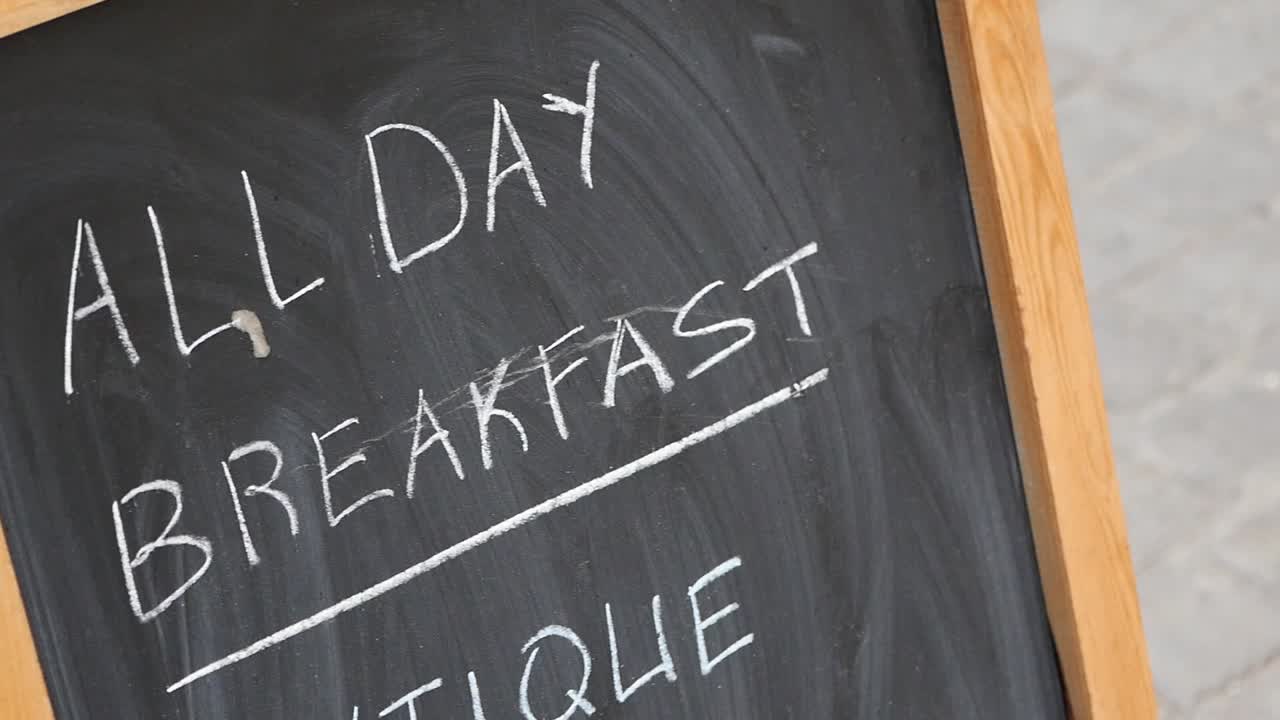 Morgenmad hele dagen-menu skrevet på en tavle