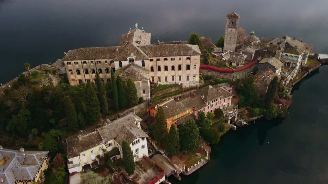por encima y alrededor de la ciudad de orta san giulio en el lago de orta