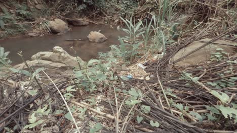 Toma-Panorámica-Del-Río-Sucio