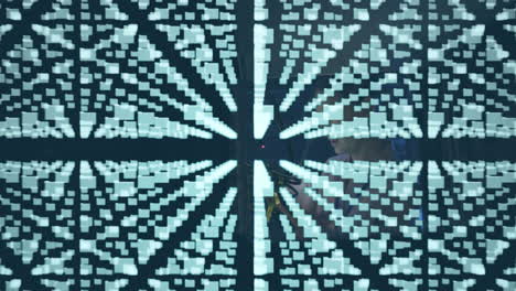 animación de datos sobre una mujer caucásica si un técnico usa una tableta por un servidor de computadora