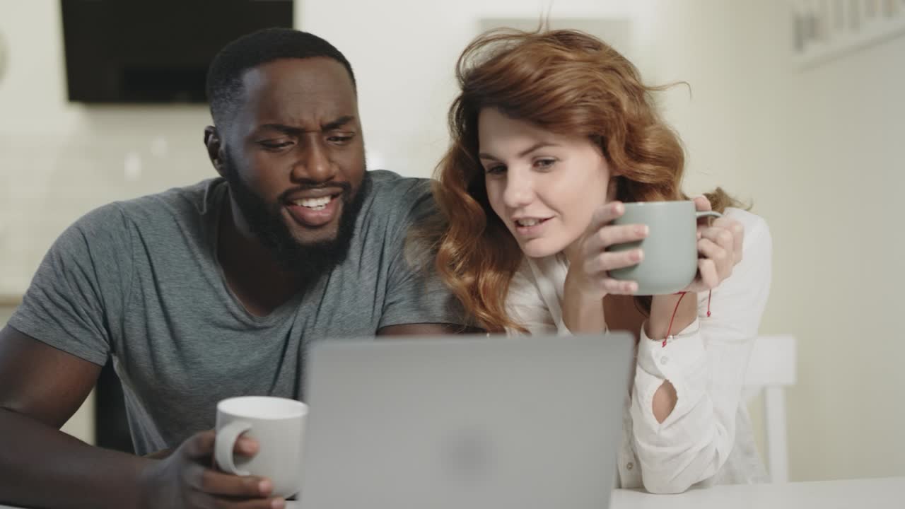 pareja feliz teniendo una conversación en la cocina abierta. familia discutiendo noticias