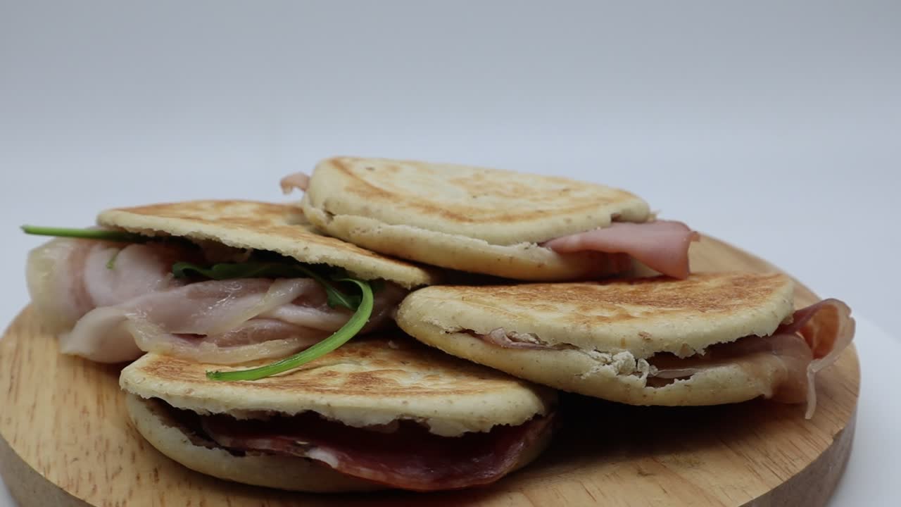 delicioso tigelle aislado sobre fondo blanco