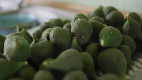 cierre de la encimera en la cocina con verduras