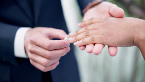 pareja, manos y anillo para el matrimonio