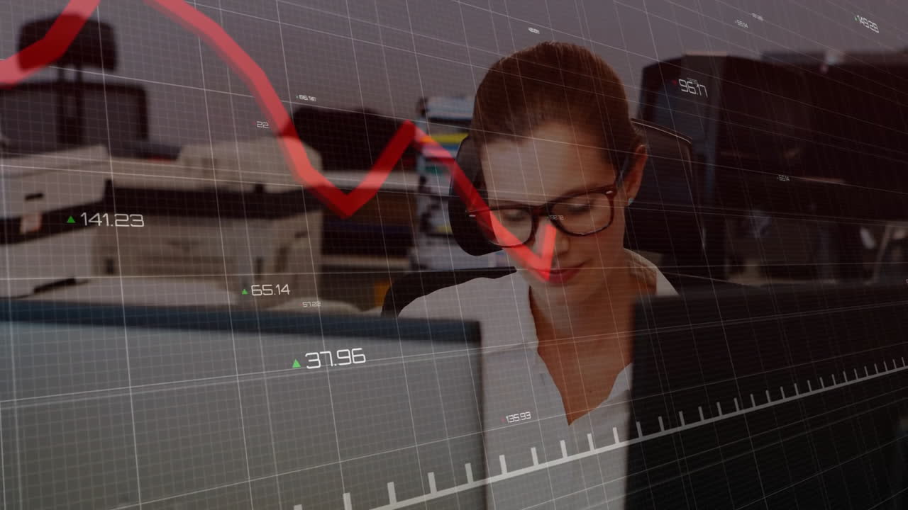 animación del procesamiento de datos financieros sobre una mujer de negocios caucásica en el cargo