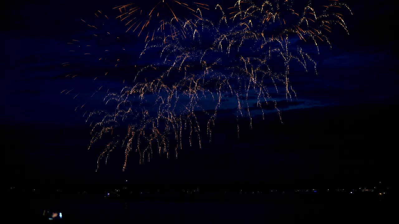 fuegos artificiales desde un barco en el cielo nocturno