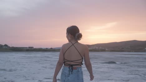 Chica-Caminando-Sobre-El-Lago-Salado-Al-Atardecer