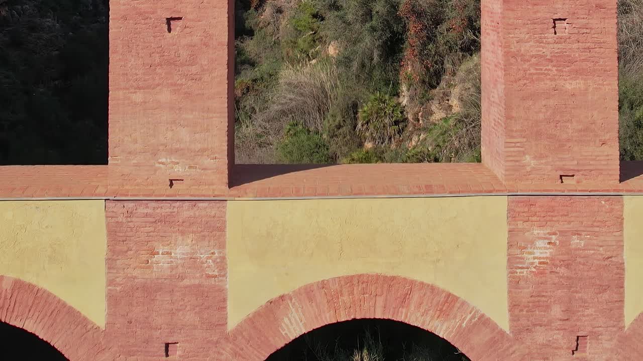 Niveles inferiores de los arcos del Acueducto del Águila