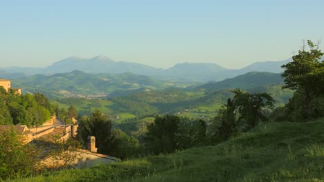 paisaje del centro de italia: panorama de una frondosa cordillera verde en verano