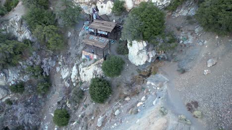 Big-horn-mine-ruins-in-San-Gabriel-mountains-of-Southern-California