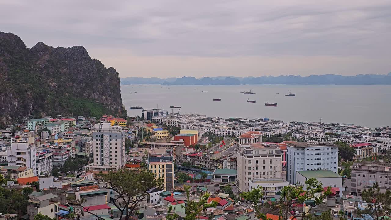 베트남의 하롱 시와 베이의 풍경적인 일몰 풍경. 높은 각도,  인