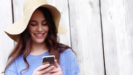 Hermosa-Mujer-Con-Sombrero-Usando-Teléfono-Móvil