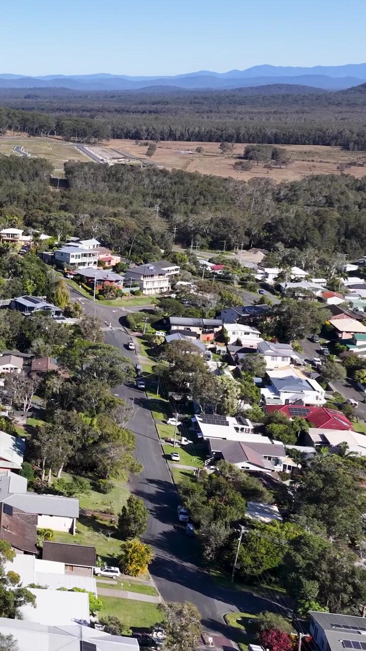 Ripresa con drone dall'alto di strade residenziali e case a South West Rocks, Australia