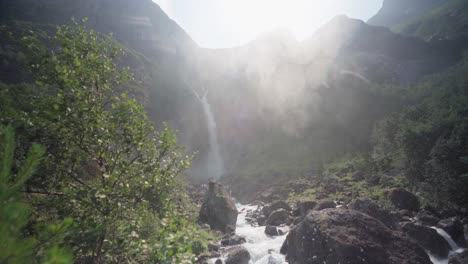 Majestuosas-Montañas-Con-Cascada-Mardalsfossen-Luz-Solar-Retroiluminada-En-El-Condado-De-Møre-Og-Romsdal,-Noruega