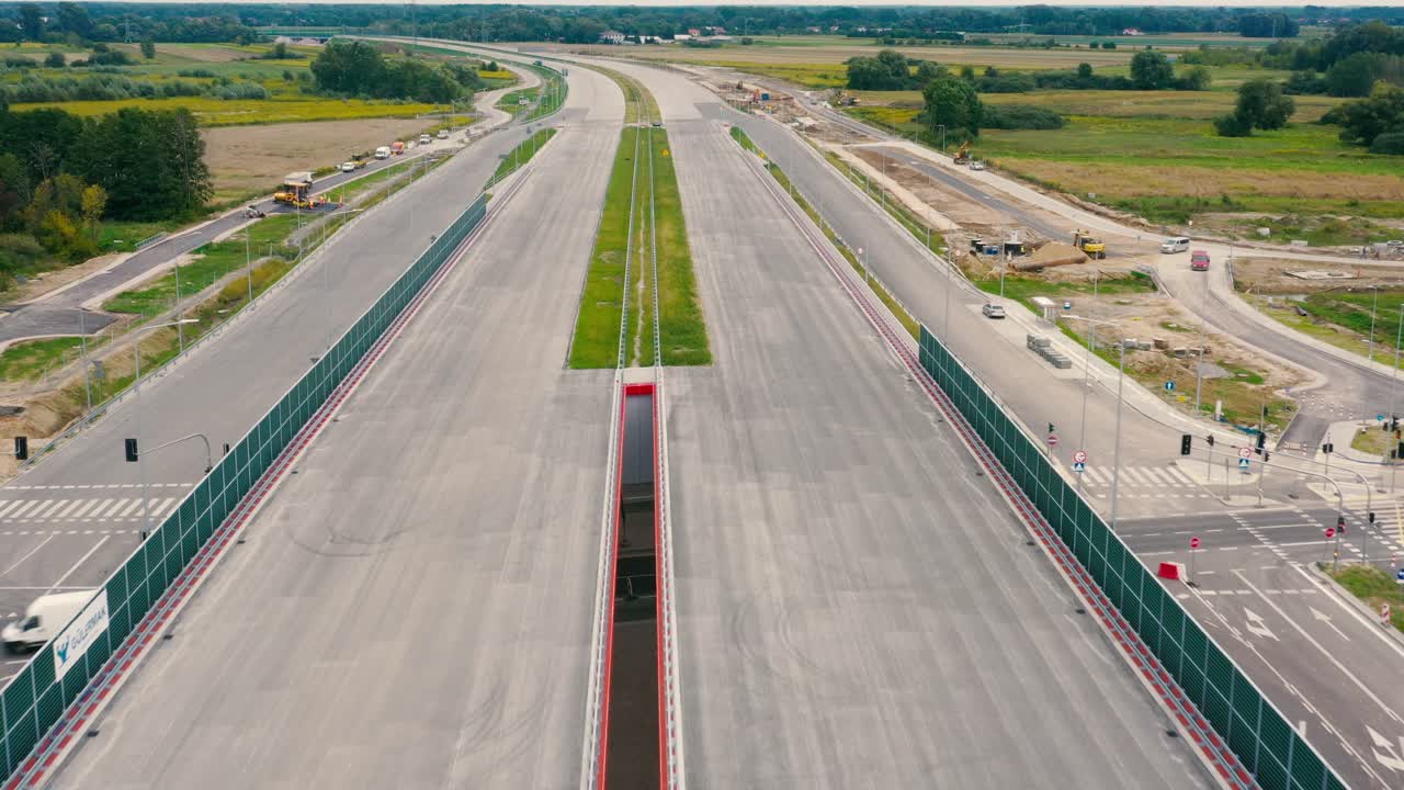 carretera vacía, sin gente, sin tráfico, carretera vacía en europa, aviones no tripulados disparados contra automóviles y tráfico que pasa, campo