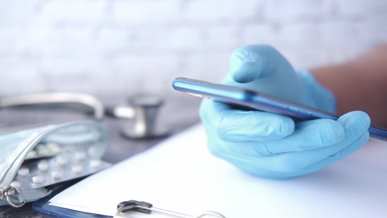 médico que utiliza un teléfono inteligente en un entorno médico