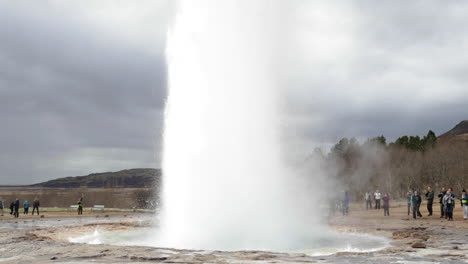 géiser de islandia en erupción en cámara lenta