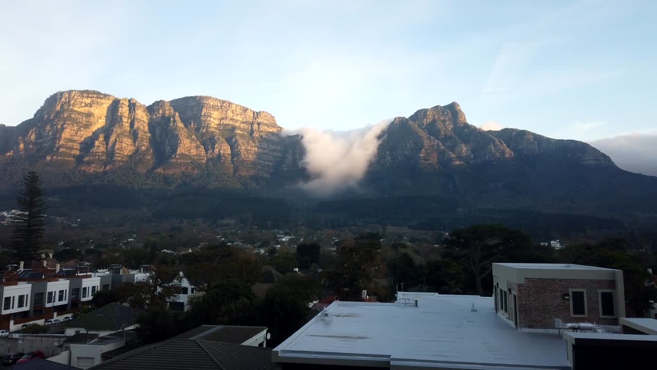 두껍고 푹신한 구름이 산 정상을 굴러가는 저속 촬영